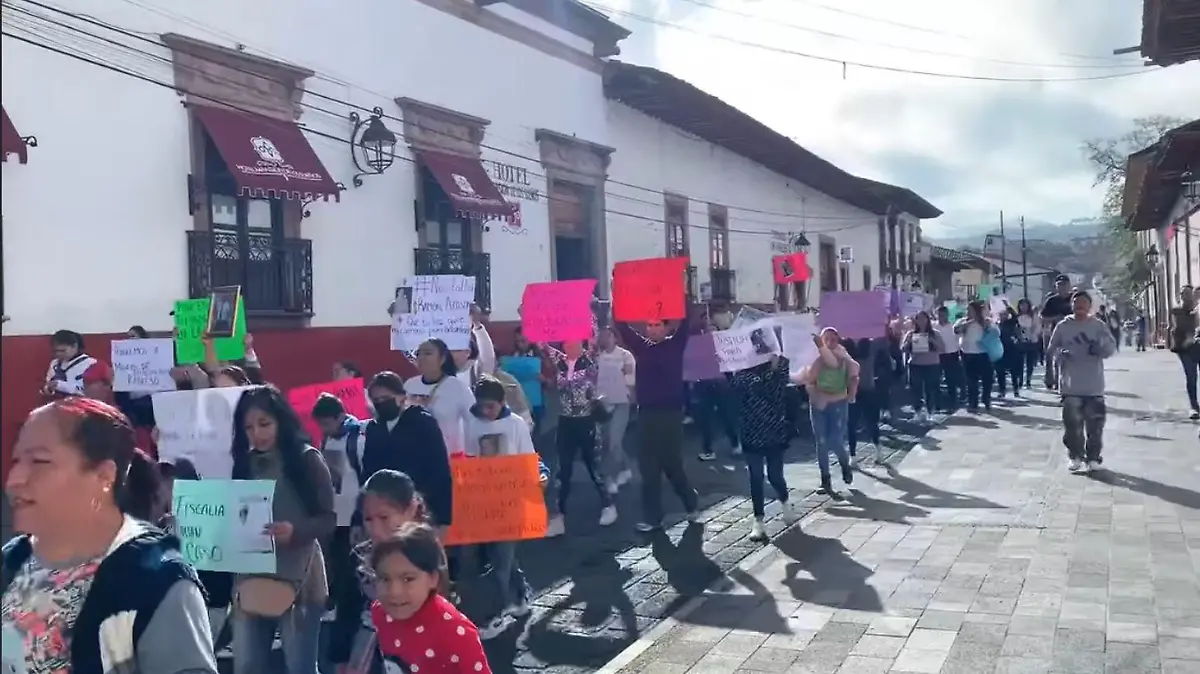 Marcha en Pátzcuaro para exigir la aparición de cinco desaparecidos