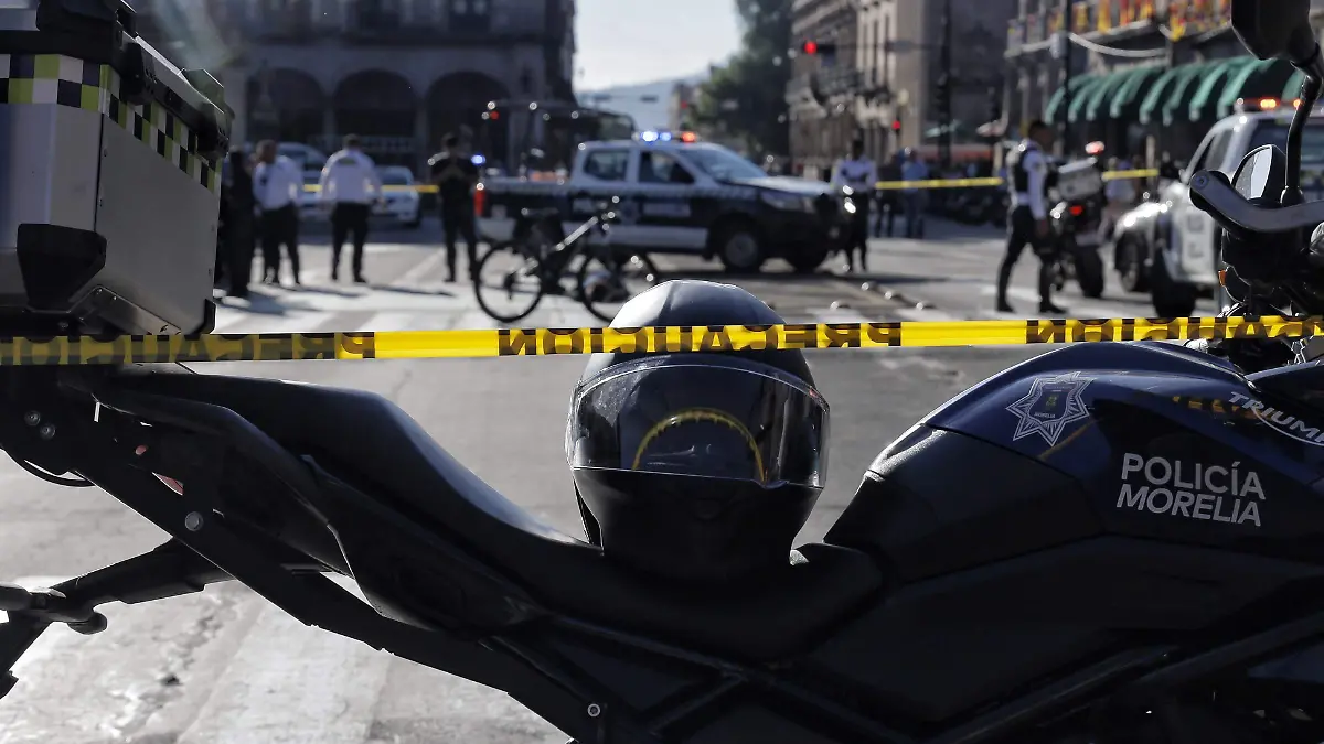 Elementos de la Policía Morelia sobre la avenida Madero