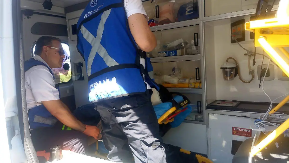 Paramédicos de la SSM atendiendo a un lesionado
