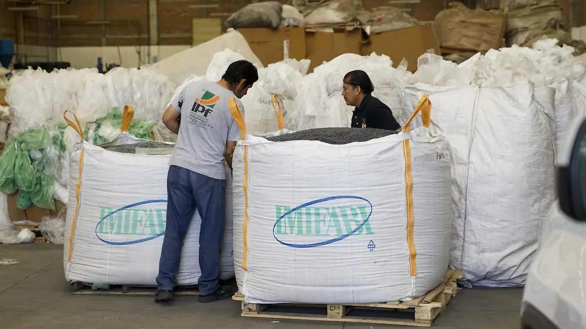 Empleados en una recicladora