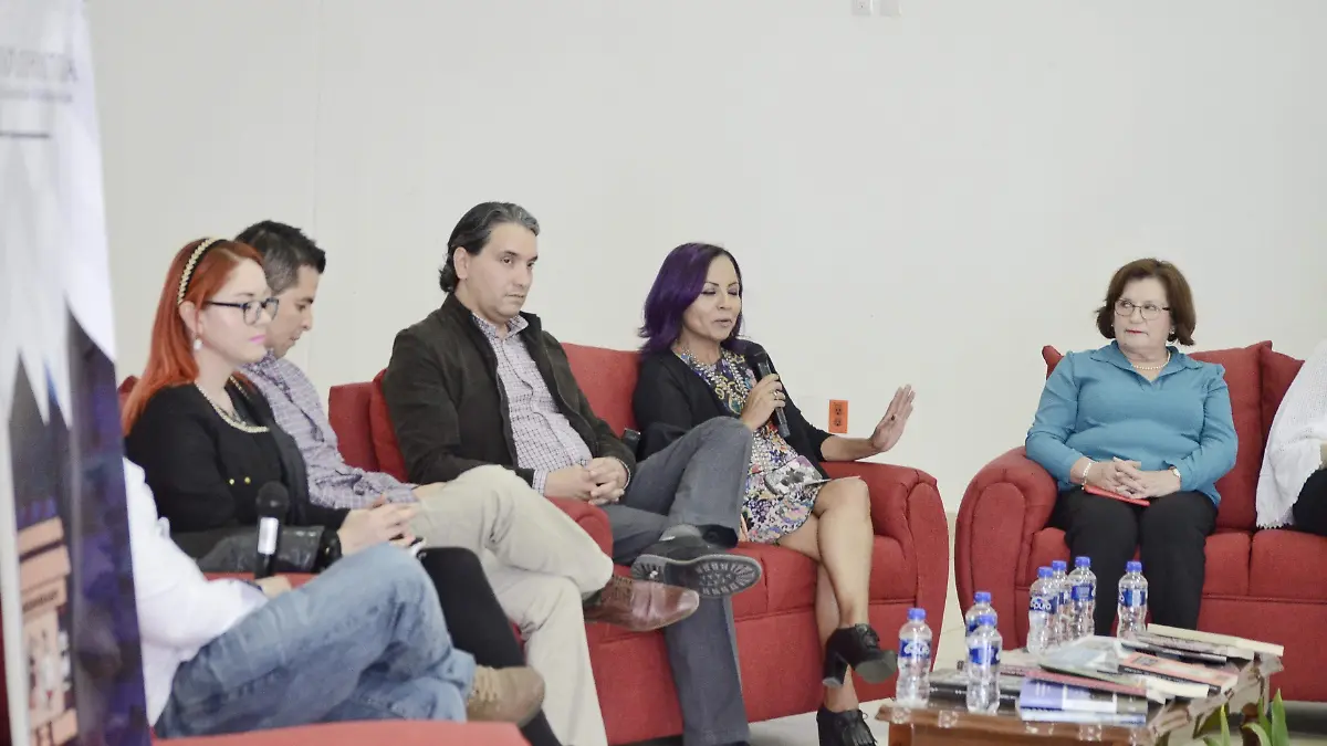 0810 MESA EGRESADOS DE LA FACULTAD DE HISTORIA (CHR)_02