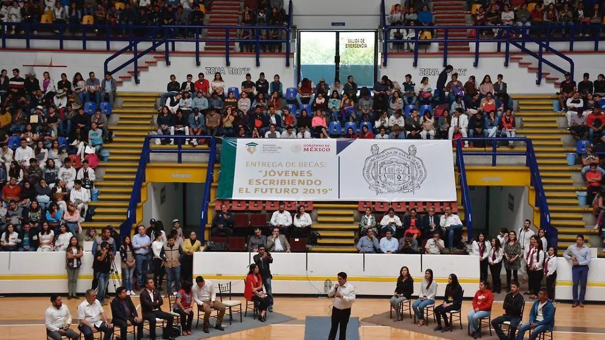 Entregan Becas4