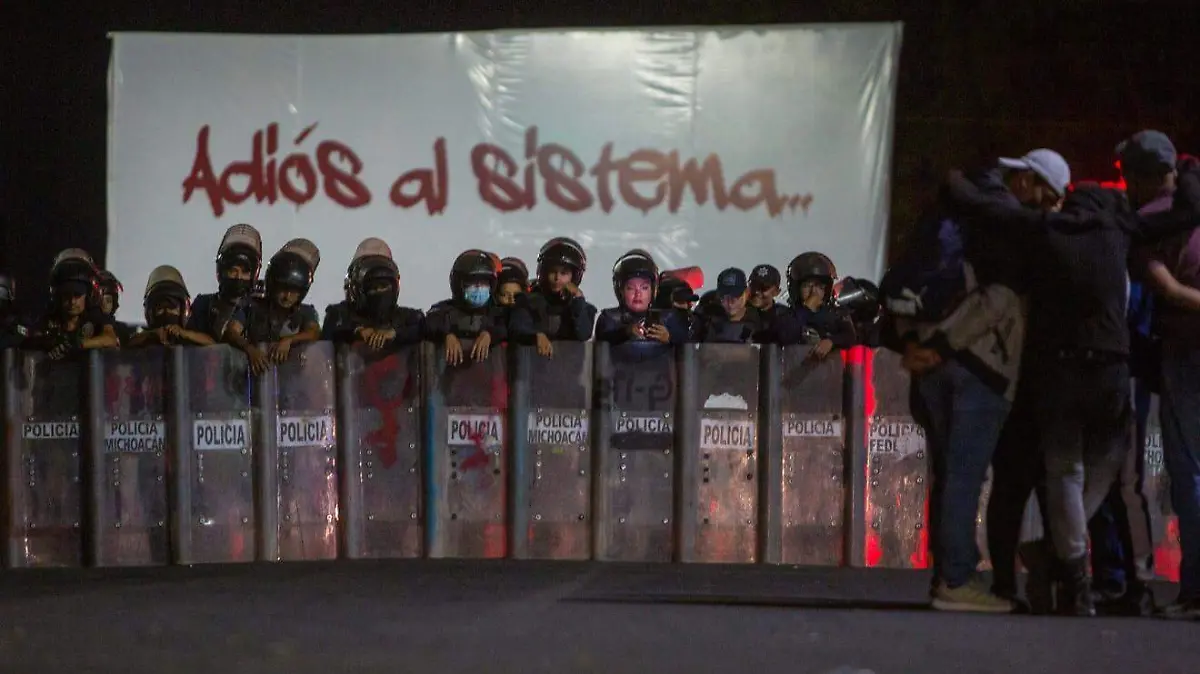 policías y normalistas