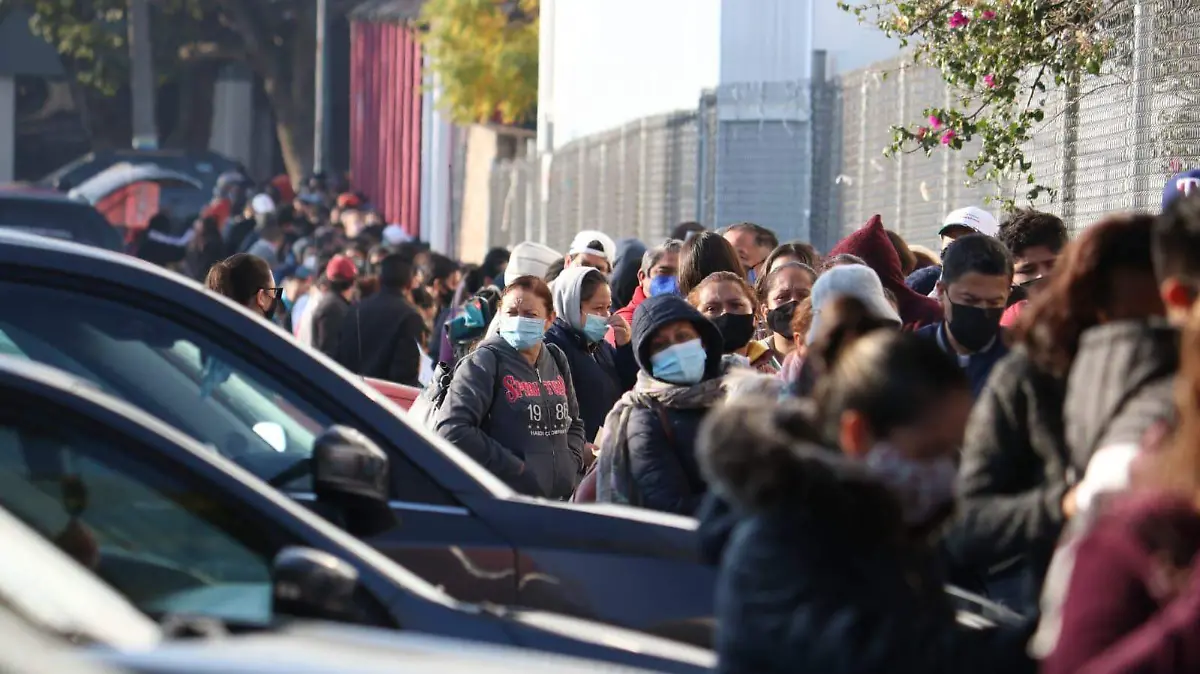 Fila vacunación Venustiano