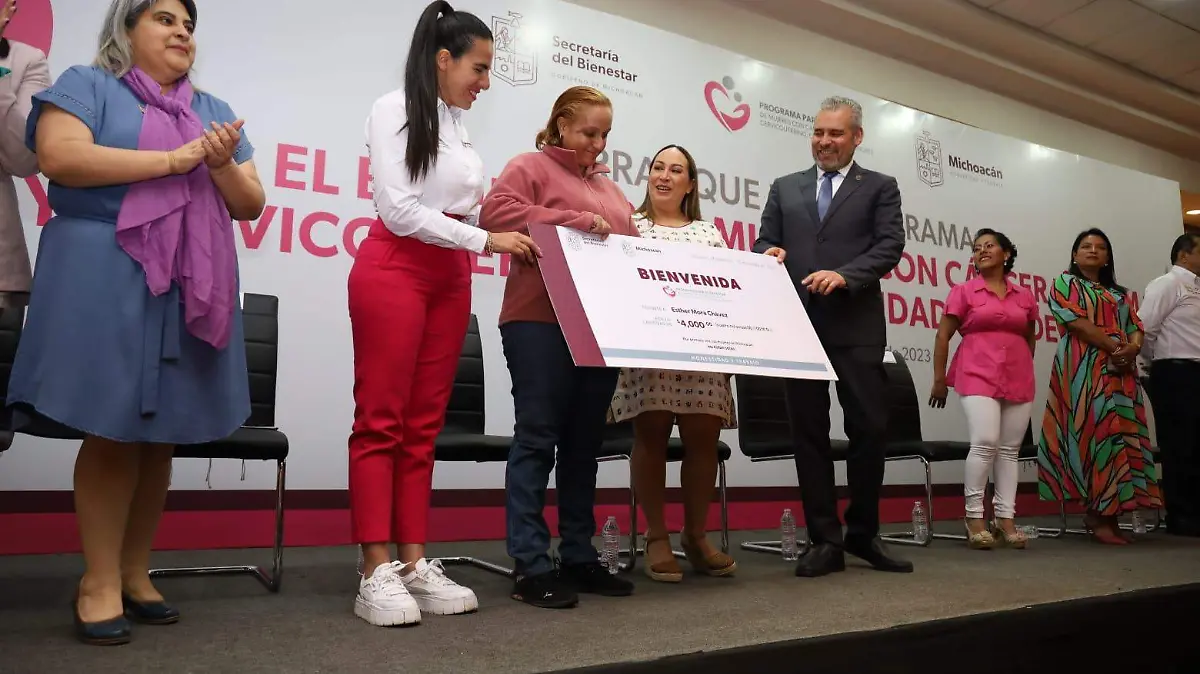 Entrega de apoyos a mujeres con cáncer