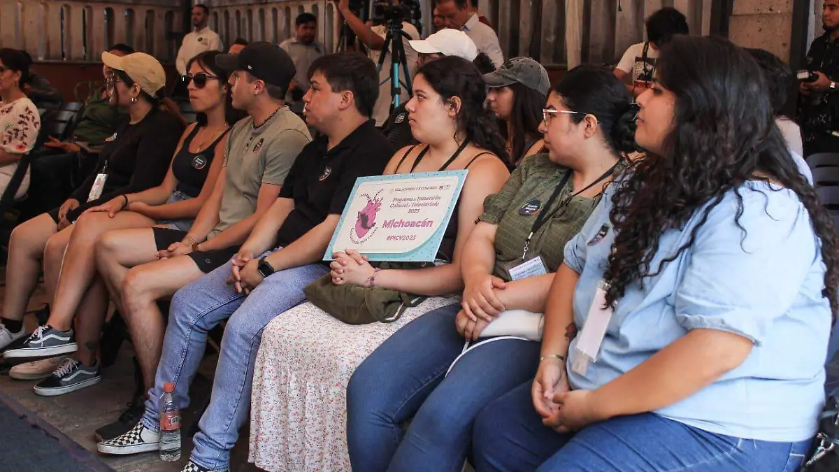 Estudiantes llegan a Michoacán 2