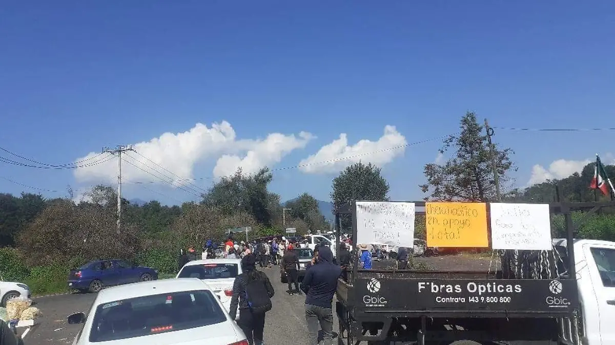 Con-bloqueos-comuneros-y-normalistas-exigen-se-libere-a-sus-companeros3