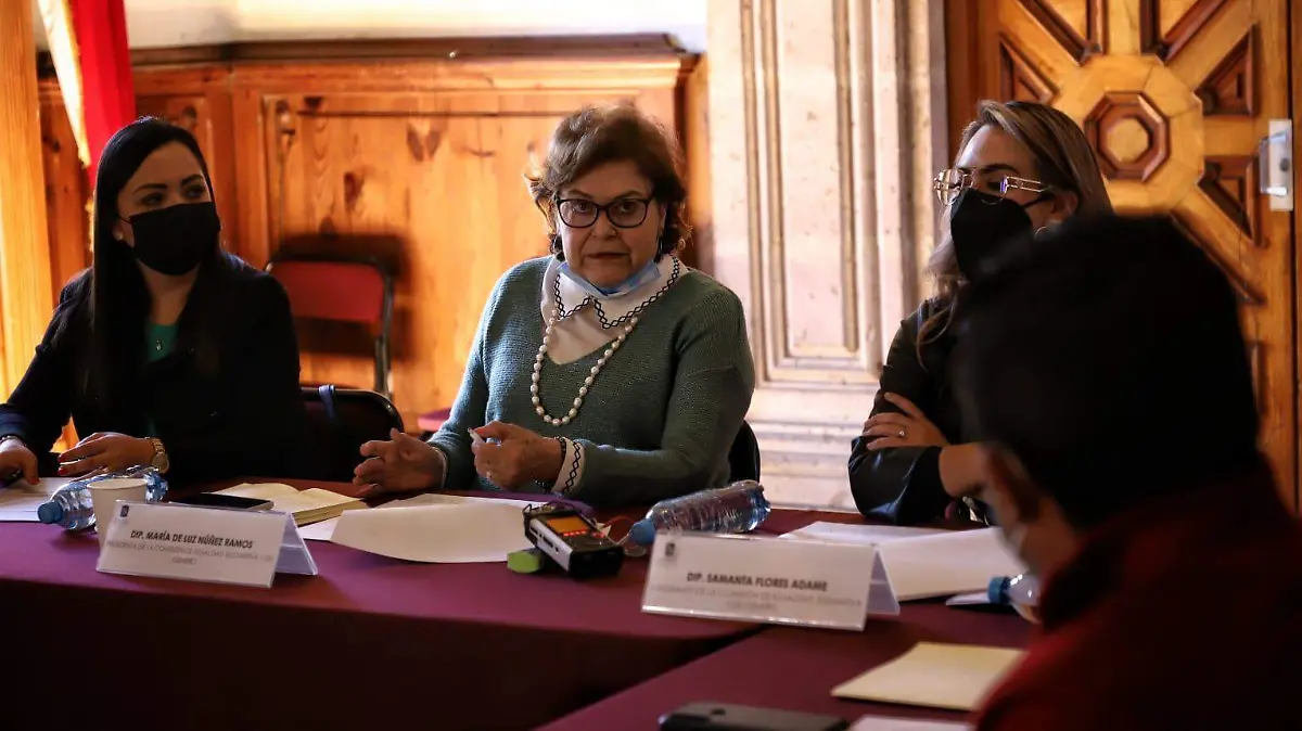 Presea la Mujer Michoacana sesión corrección