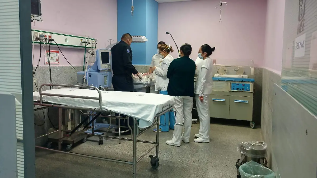 Personal médico atiende a un bebé