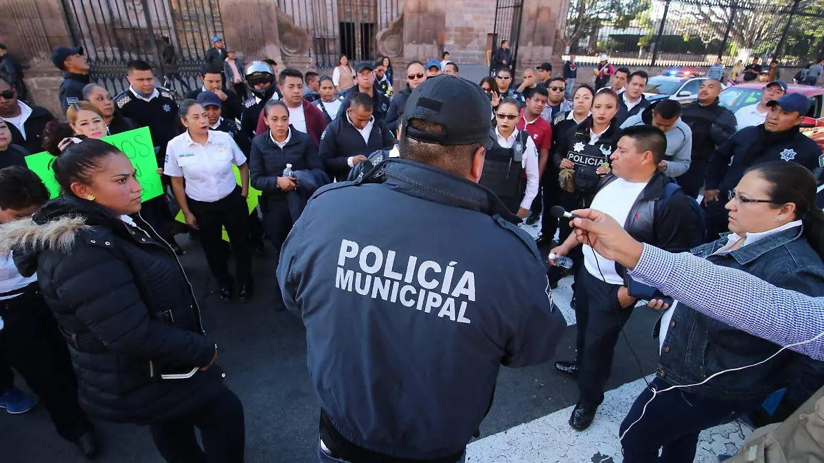 policías