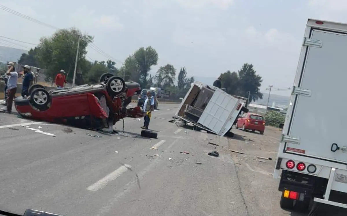 Autos volcados en Salida Salamanca