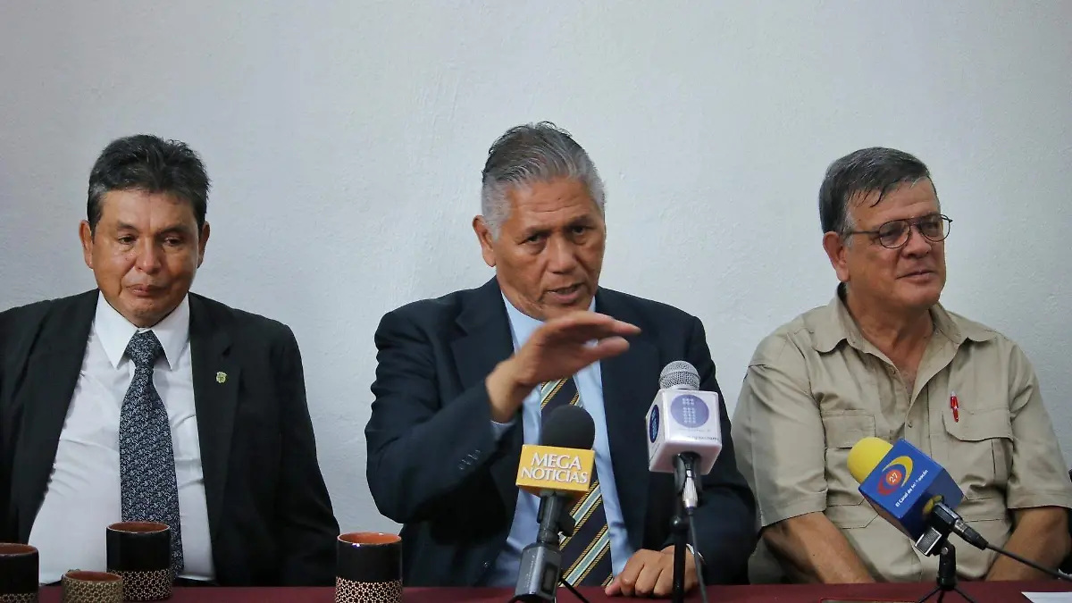 1806 TAXIS VS UBER (FMM)