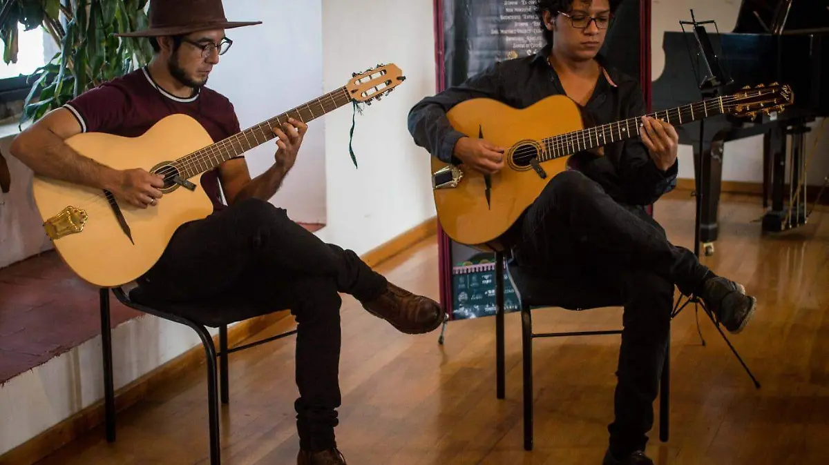 Músicos guitarras