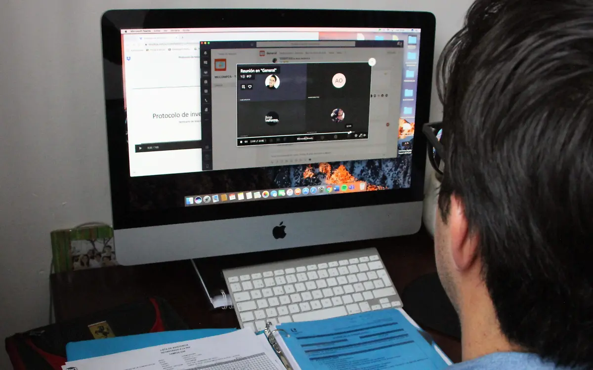 Persona usando una computadora