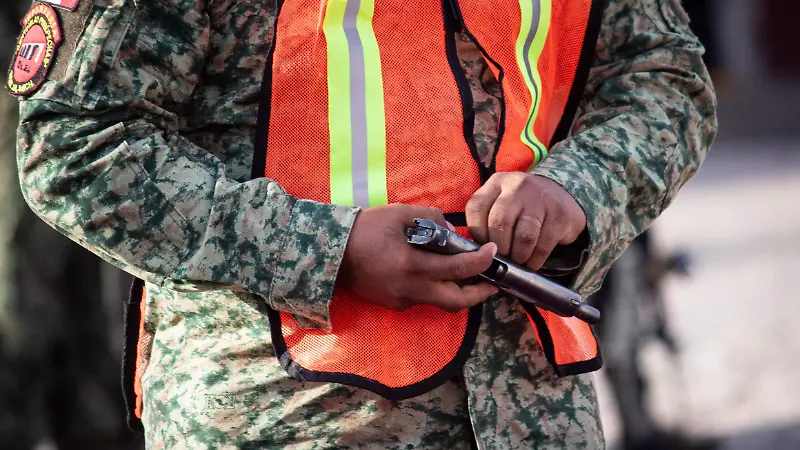 Personal de la Sedena desarmando una pistola