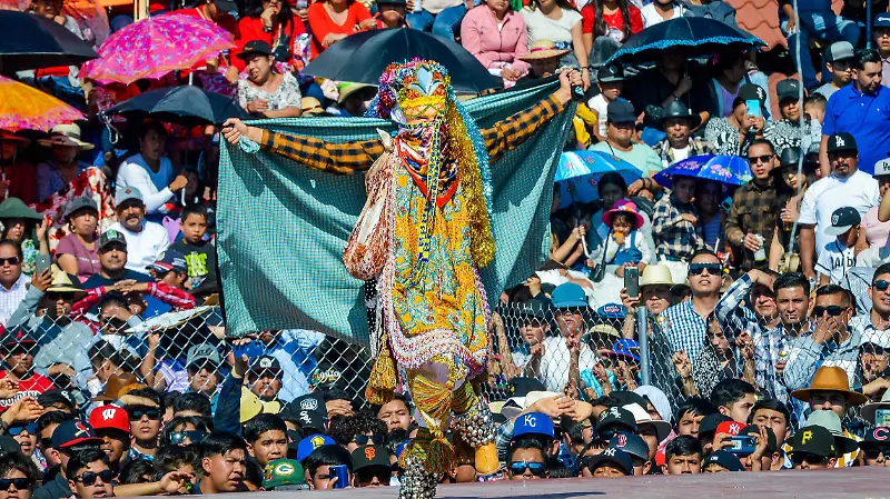 Danzante portando traje tradicional de un kúrpite