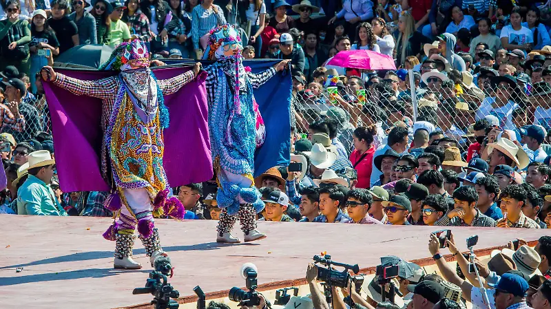 Kúrpites bailan en competencia de Nuevo San Juan Parangaricutiro