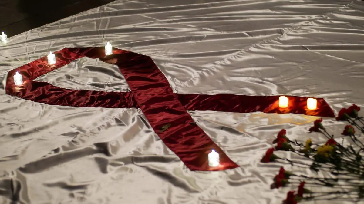 Manta con moño rojo representando el VIH