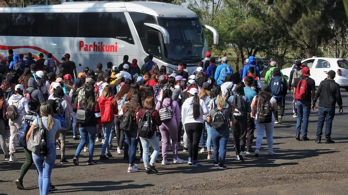 camión tomado por normalistas