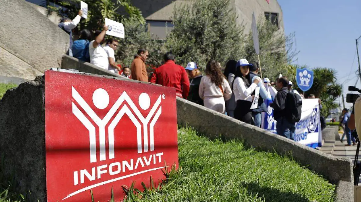 Panistas protestan en oficinas del Infonavit (2)