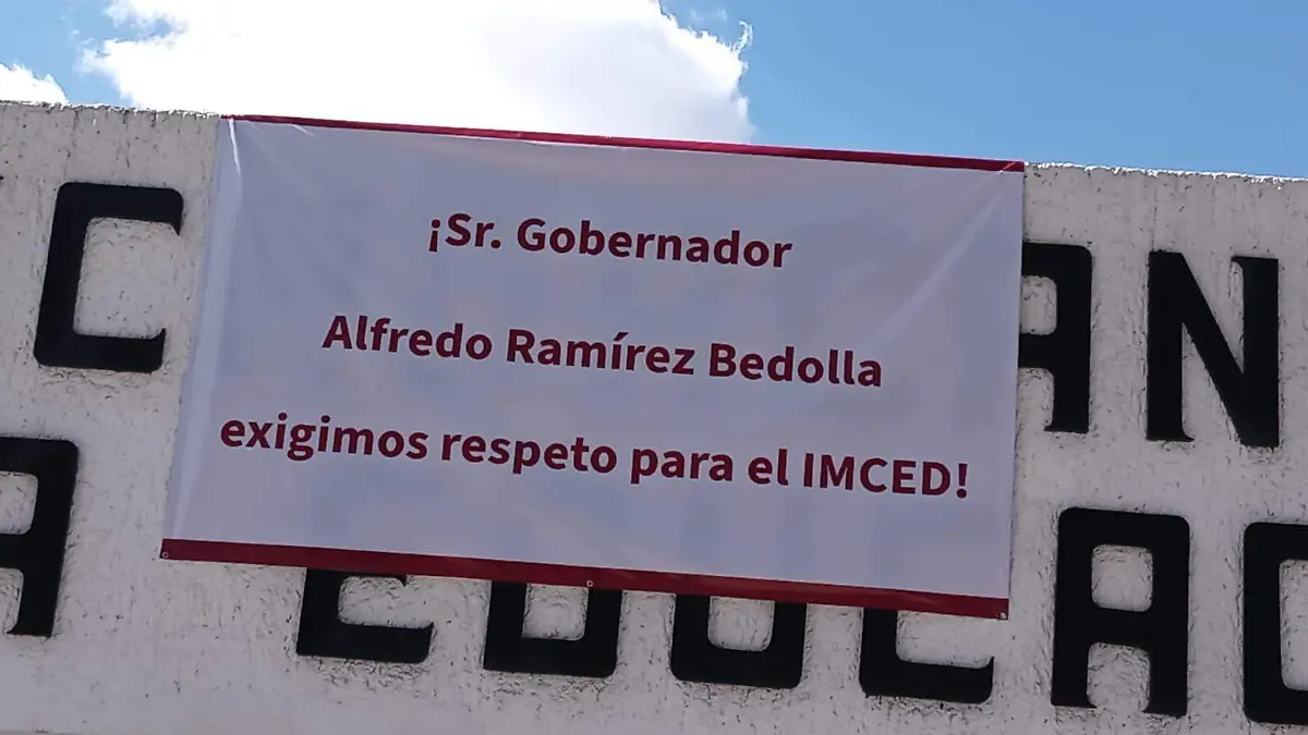 Manta en manifestación del IMCED dirigida al gobernador de Michoacán