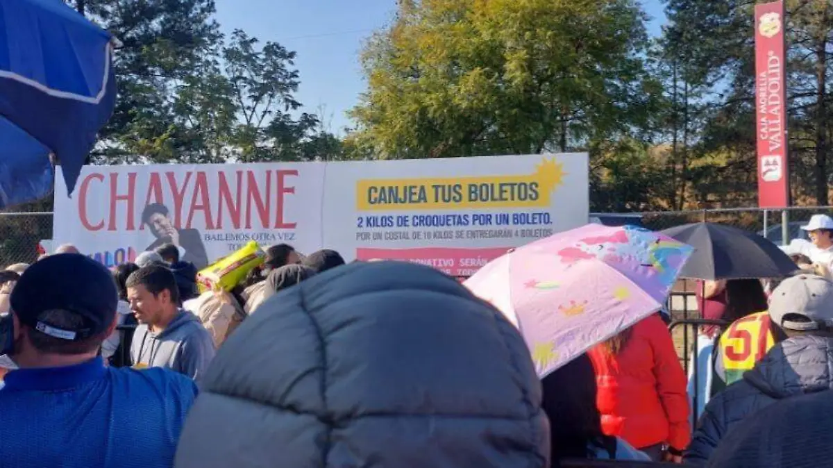 Personas formadas para canjear boletos para el concierto de Chayanne