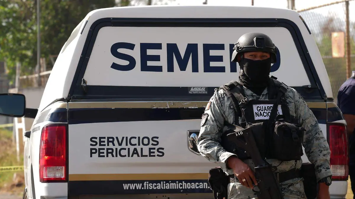 Guardia Nacional junto a camioneta de SEMEFO