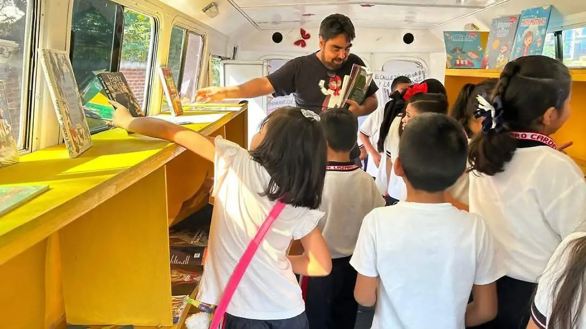Niños dentro del POEMA MÓVIL