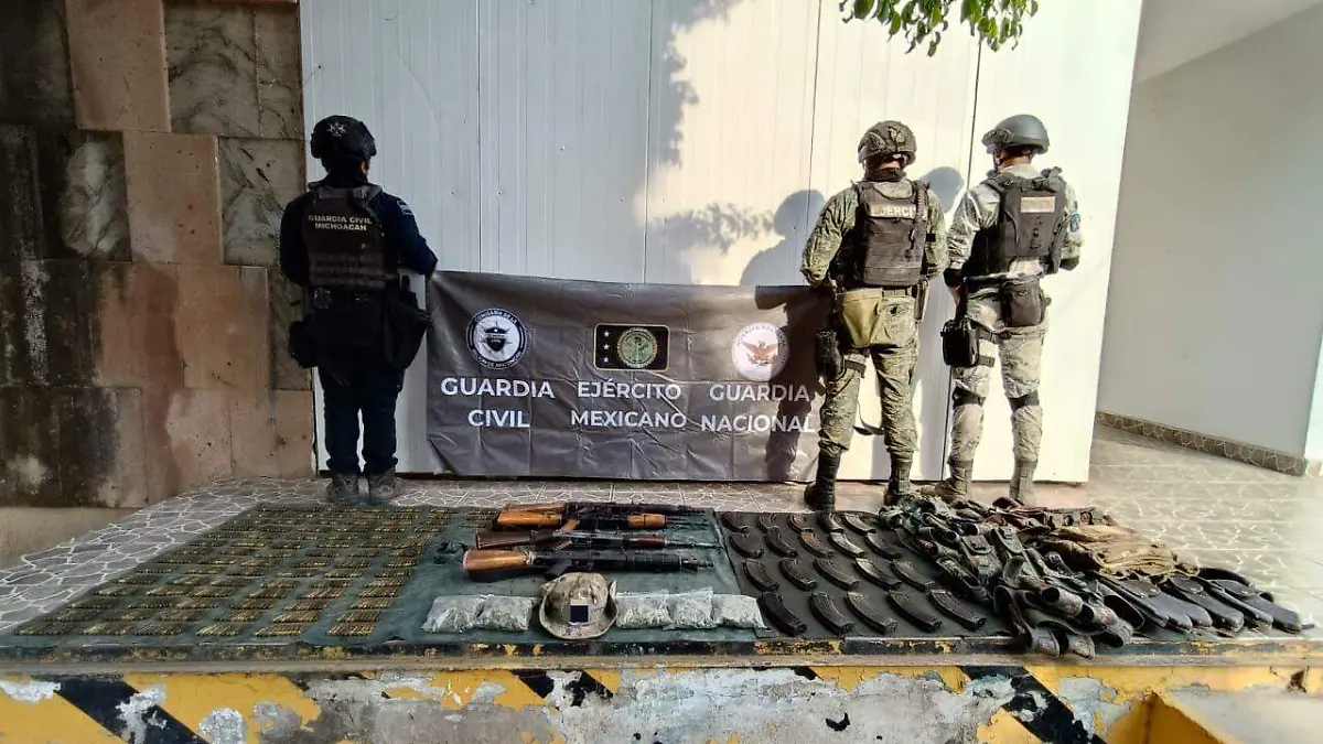 Elementos de seguridad con arsenal decomisado