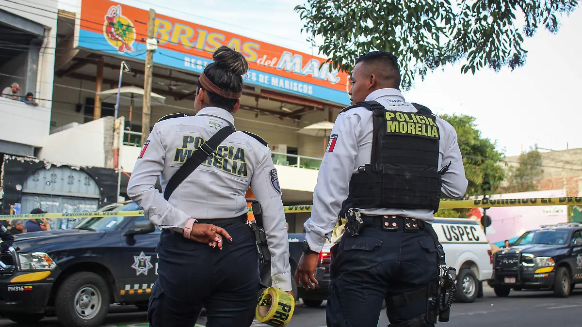 Policía Morelia frente al restaurante Brisas del Mar