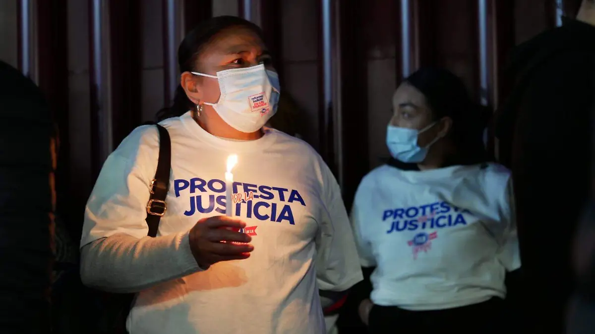 Mujer manifestandose contra la reforma judicial