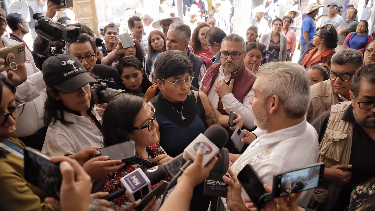Periodístas y feministras entrevistando a Alfredo Ramírez Bedolla