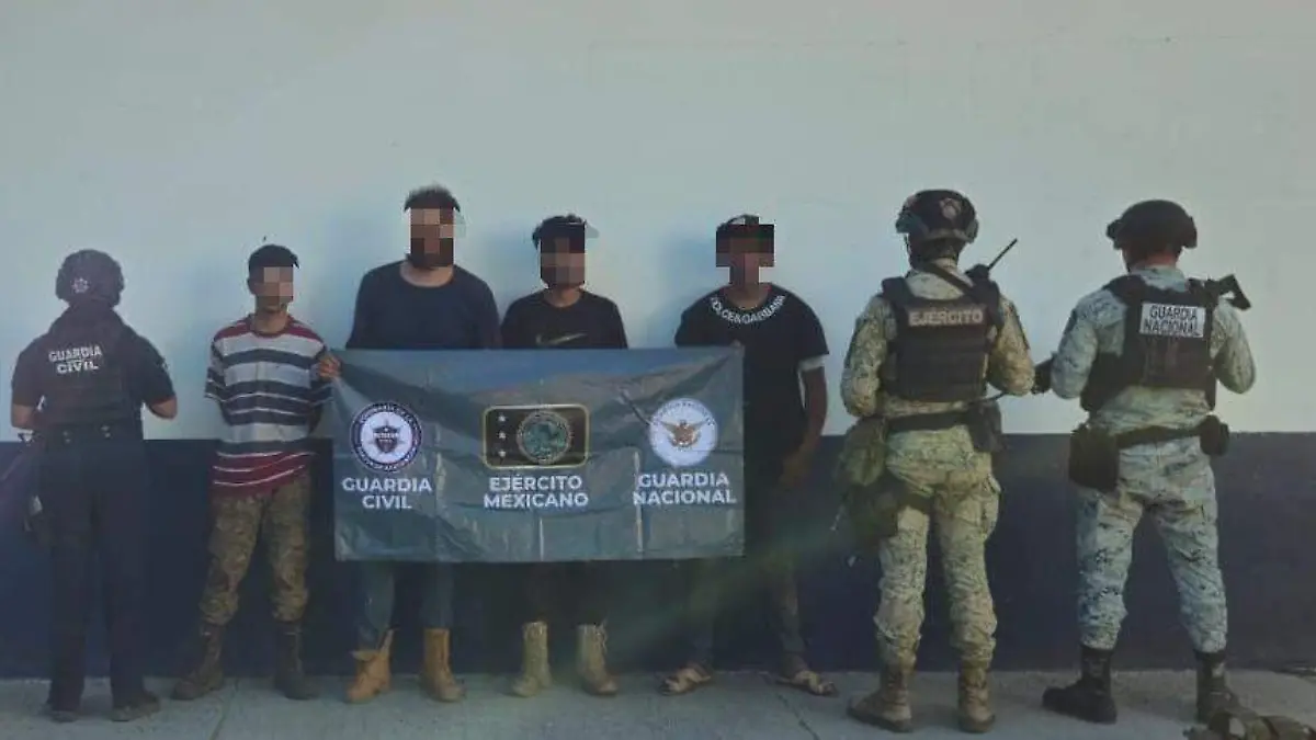 Elementos de seguridad pública y cuatro detenidos en Apatzingán