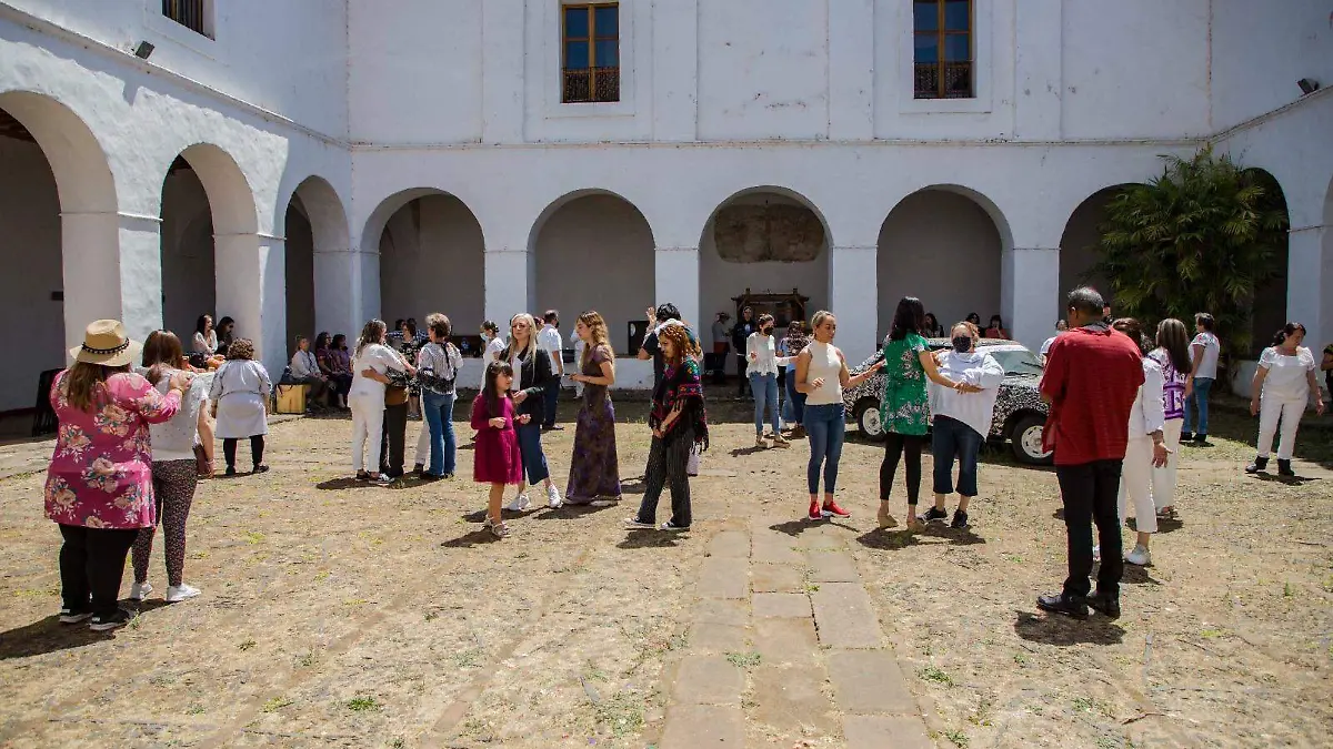 Personas en el Antiguo Colegio Jesuita