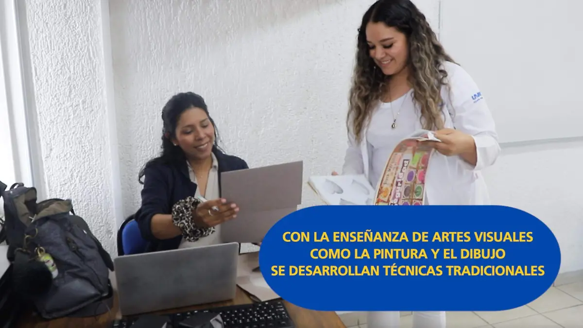 Alumna y maestra en clase de dibujo