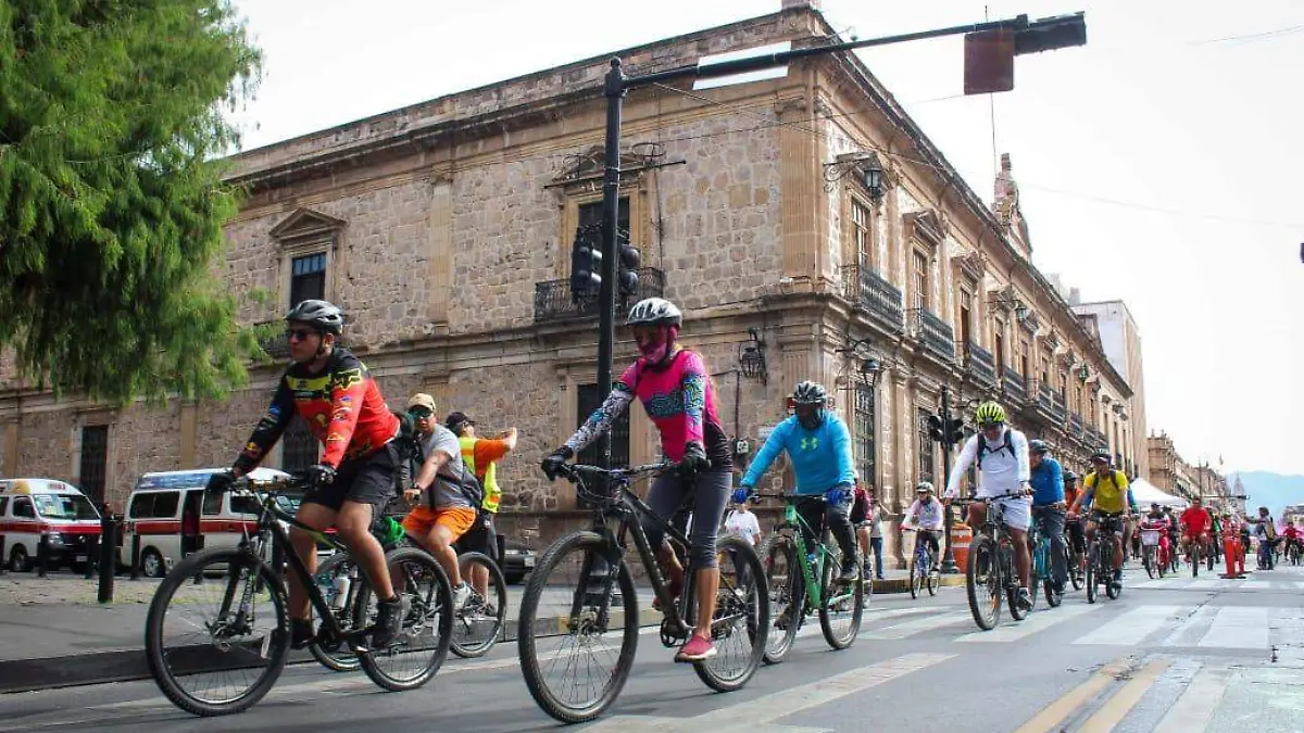 Ciclistas sobre la avenida Madero