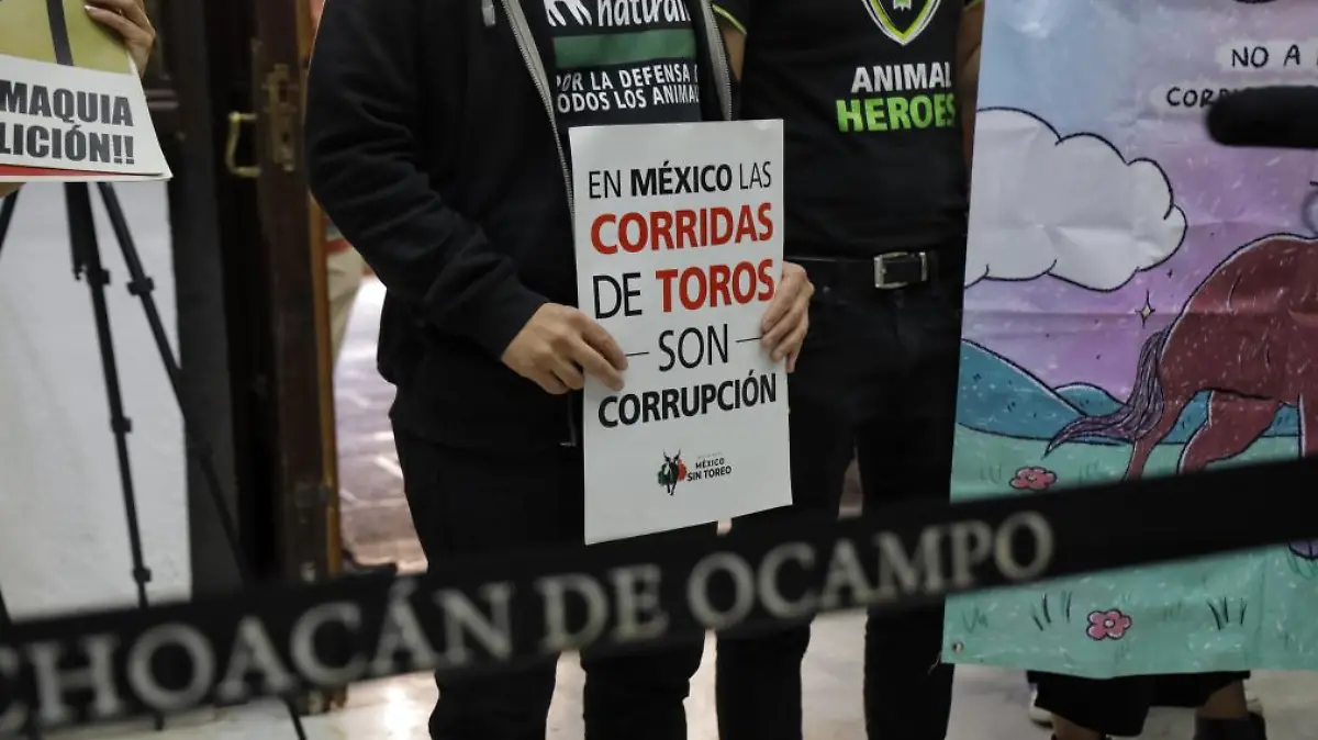 Animalistas acuden al Congreso del Estado (2)