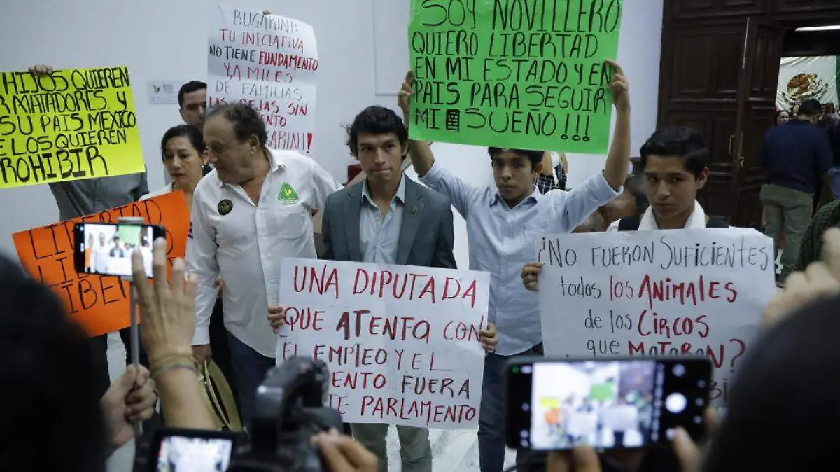 Taurinos Protestan en el Congreso del Estado
