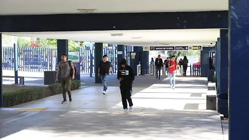 Alumnos en la entrada de la UMSNH