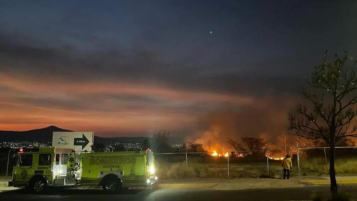 Incendio de pastizal en Loma de Santa María