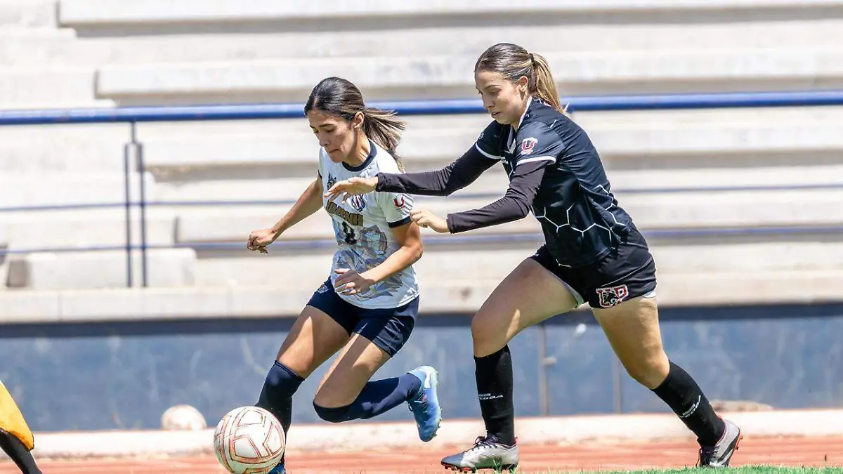 Mujer jugando futbol