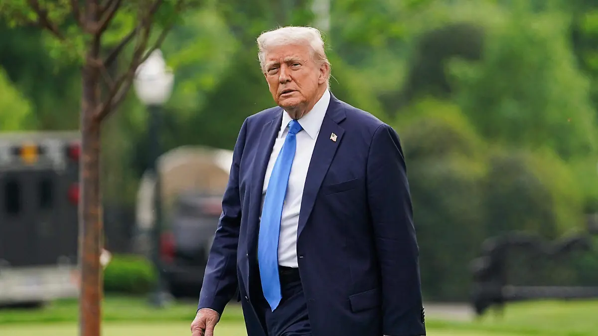 2025-05-01T211851Z_2025842360_RC299EAB0R1V_RTRMADP_3_USA-TRUMP