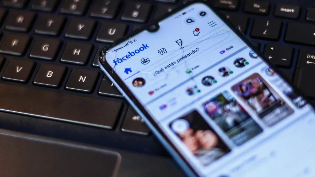 4575544-Facebook-Redes Sociales-Celular-Telefono-3