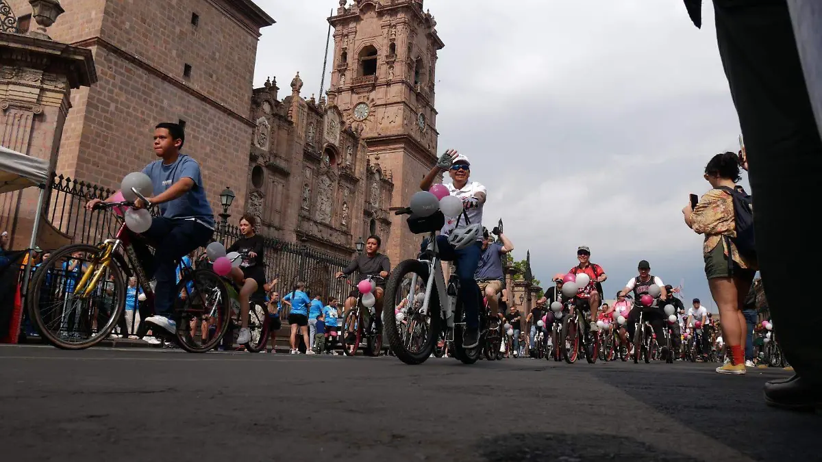 Personas en bicicleta durante la Rodada del IEM