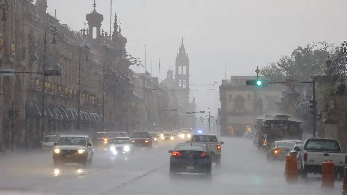 Lluvia sobre la avenida Madero