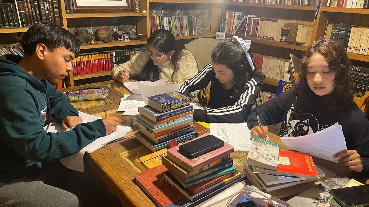 Estudiantes haciendo que estudian