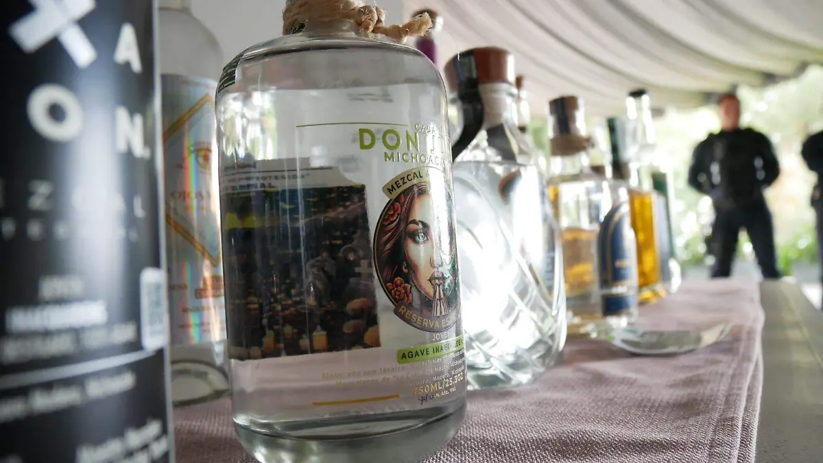 Botellas con mezcal 1