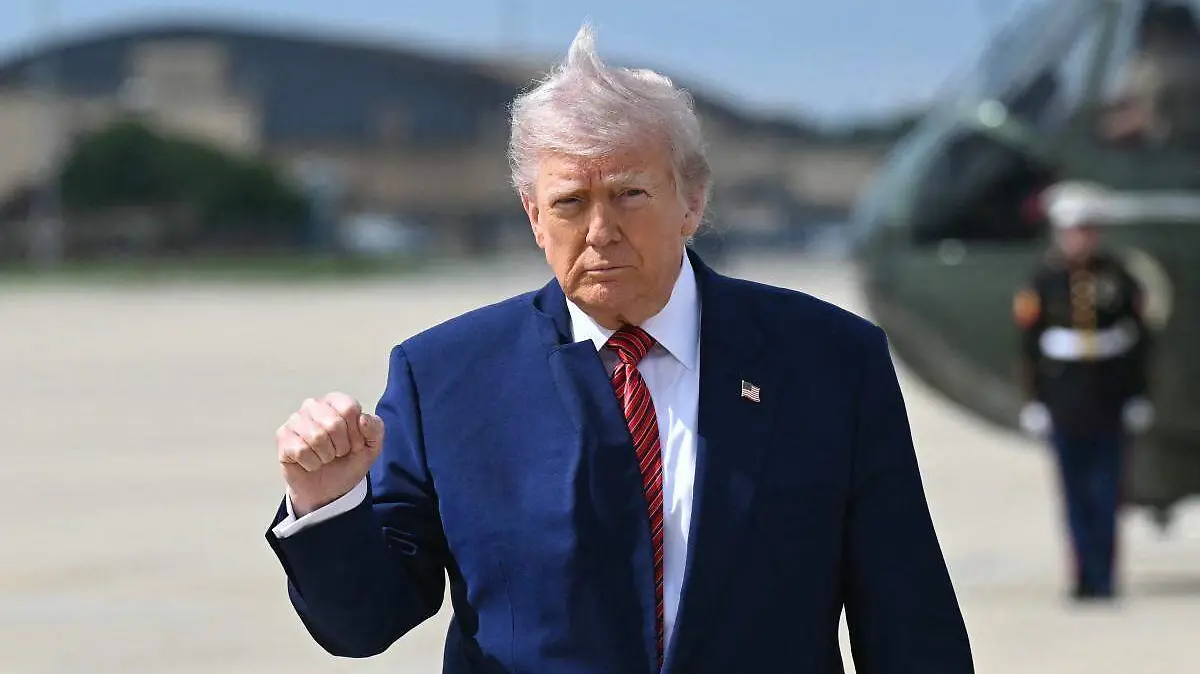 AFP__20250523__47XL4GT__v1__Preview__UsPresidentDonaldTrumpDepartsTheWhiteHouse