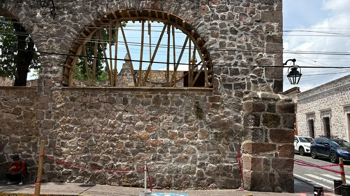 Apuntalamiento en uno de los arcos de Tesoría de la UMSNH