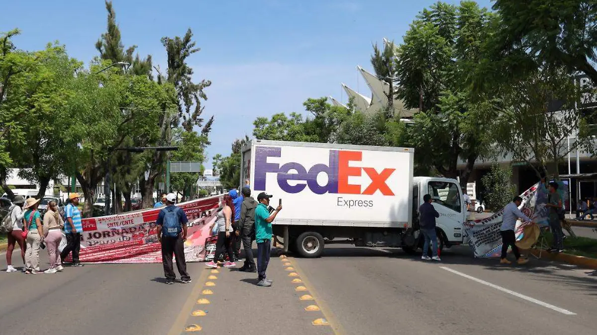 Maestros de la CNTE toman avenida Camelinas y bancos